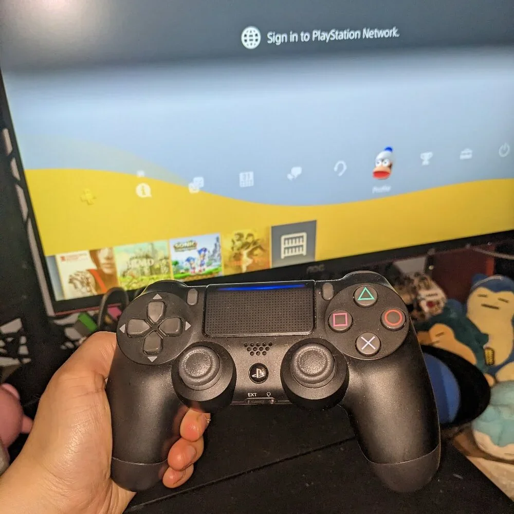 PS4 Sony (500GB) w/ 2 FREE controllers - Good condition - Black